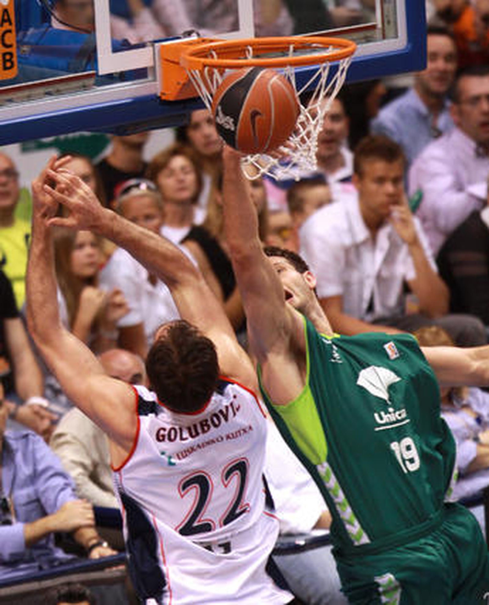 Los malagueños firman un 12-5 en la segunda vuelta y tras ganar al equipo vitoriano (70-62) consiguen el deseado quinto puesto   Foto: Migue fernandez