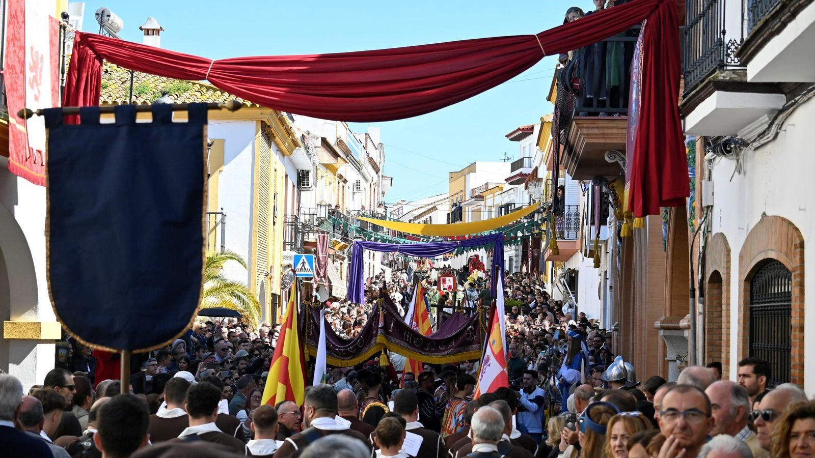 Las calles del municipio abarrotadas de personas durante el desfile inaugural de la Feria Medieval de Palos de la Frontera.