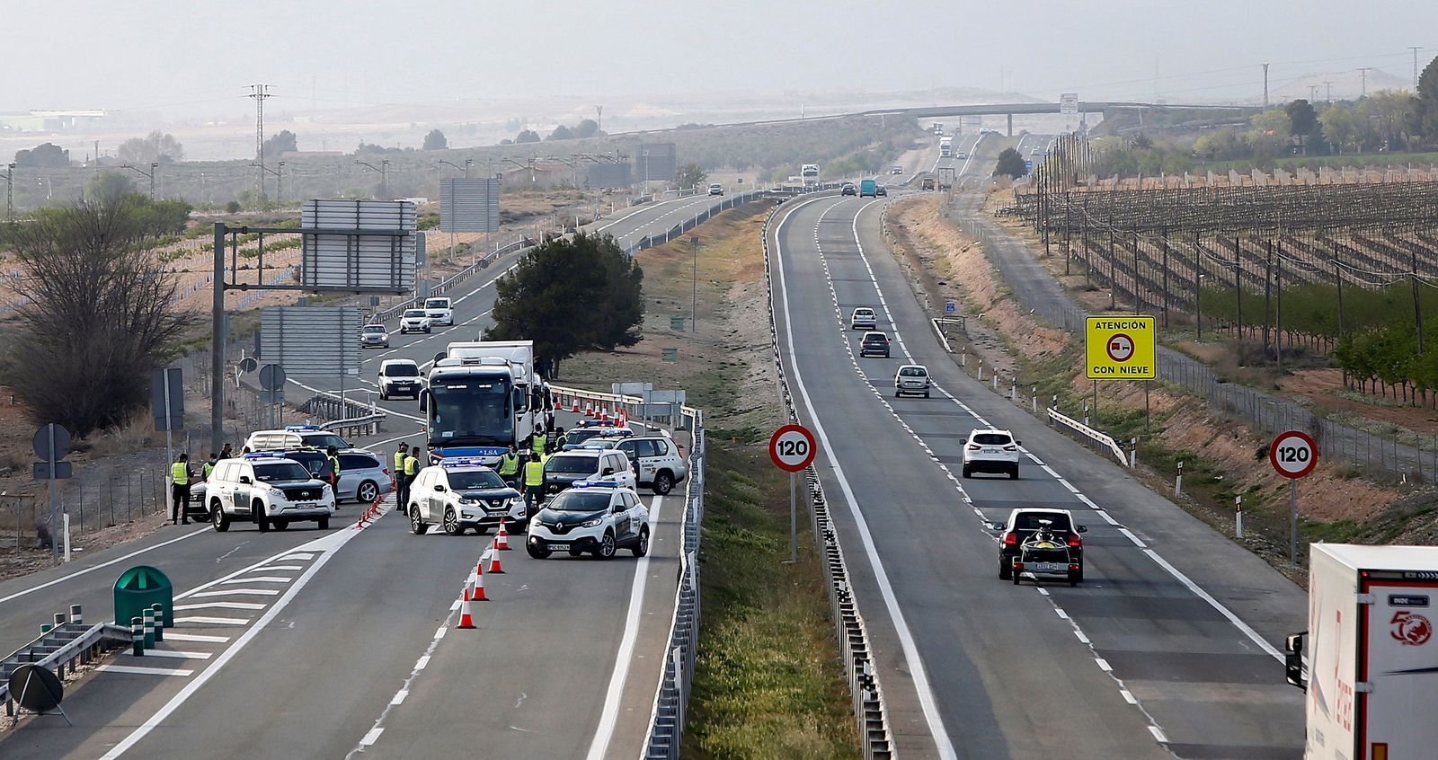 Agentes de la Guardia Civil en un control de carreteras.