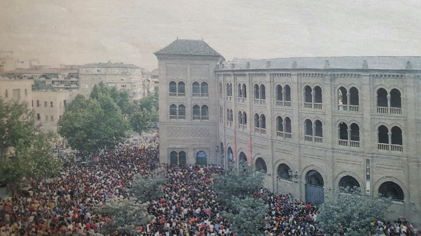 Aspecto que ofrecían las inmediaciones de la Plaza de Toros con el gran botellón.