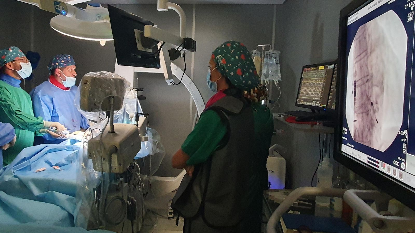 Un momento de la intervención en la clínica de San Rafael de Cádiz