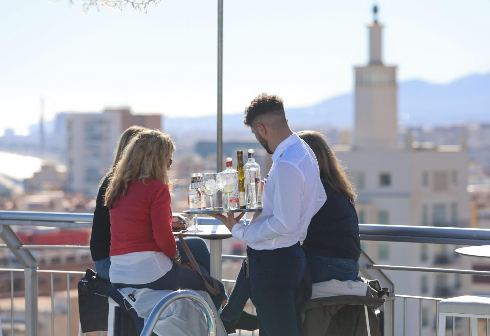 Varias personas en una terraza este viernes en Málaga capital.