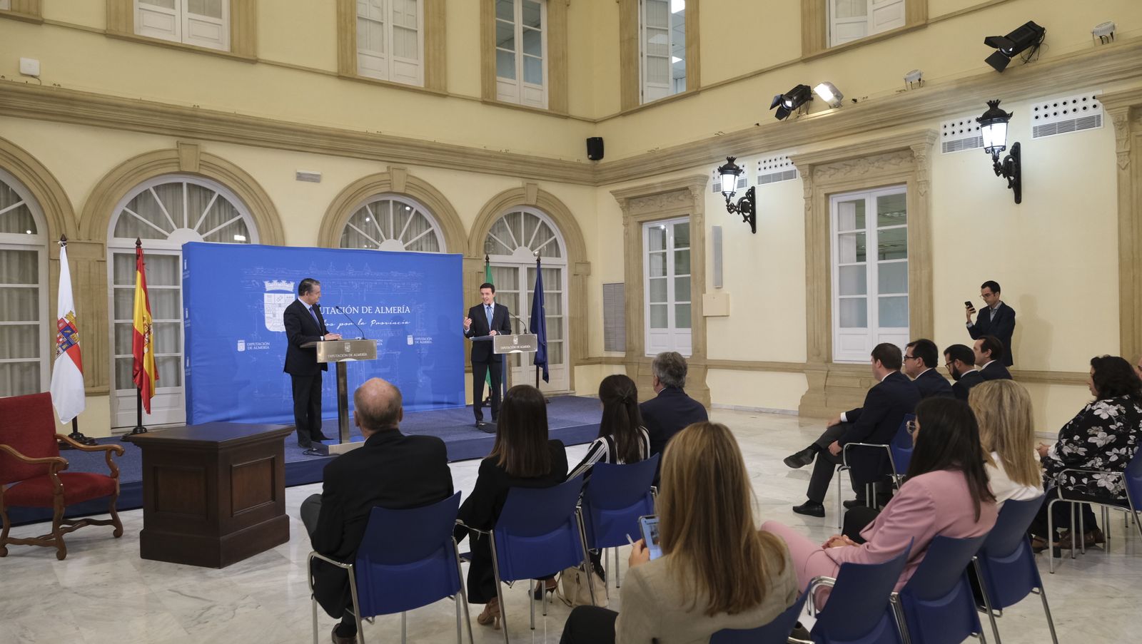 Imágenes de la visita del Consejero de Presidencia, Antonio Sanz, a la Diputación de Almería