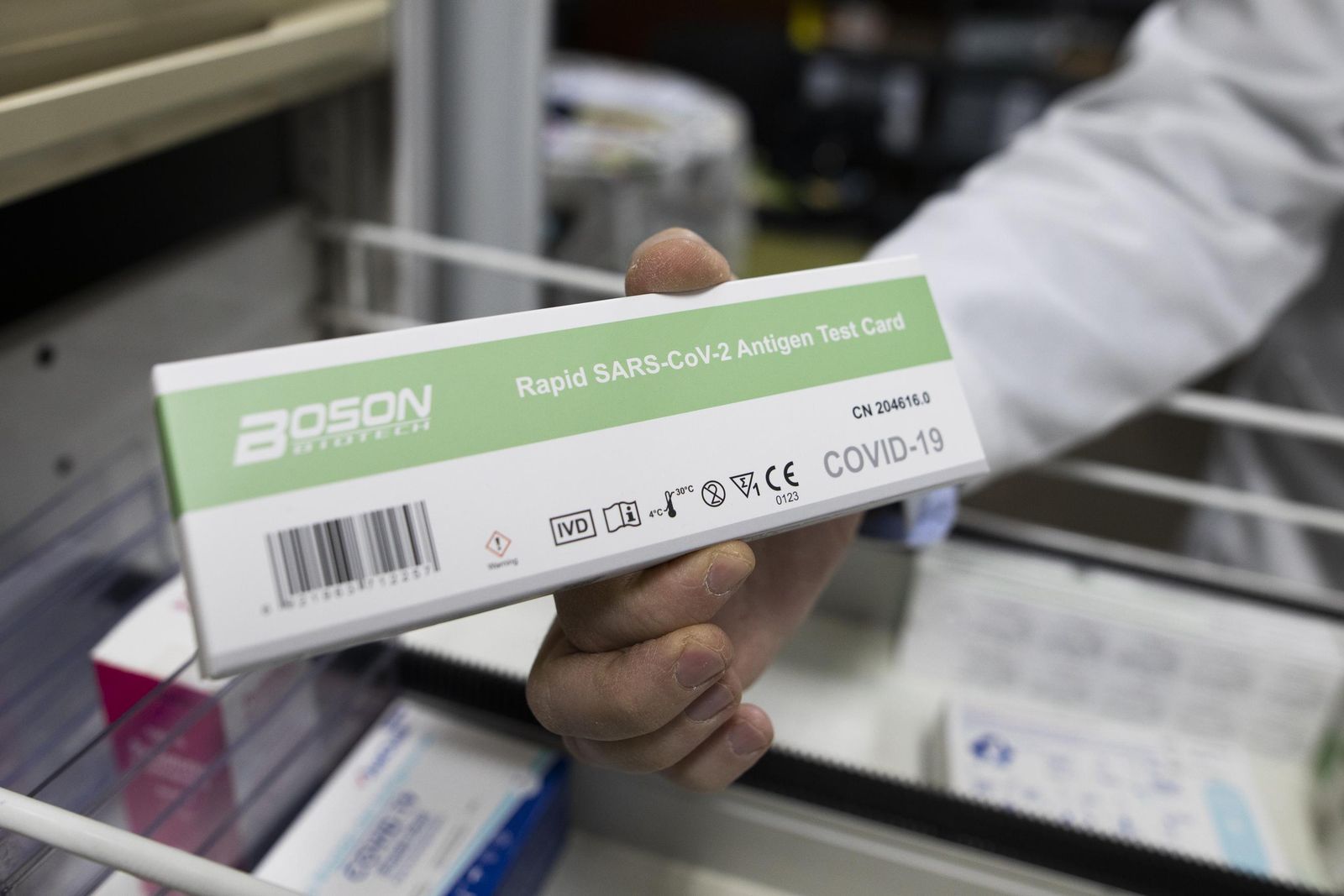 Uno de los pocos test de antígenos que quedan en las farmacias granadinas.