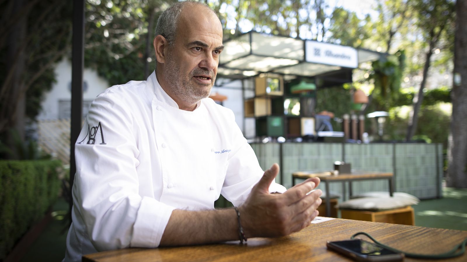 Entrevista con Álvaro Arriaga en Jardín Cervezas Alhambra en Granada.