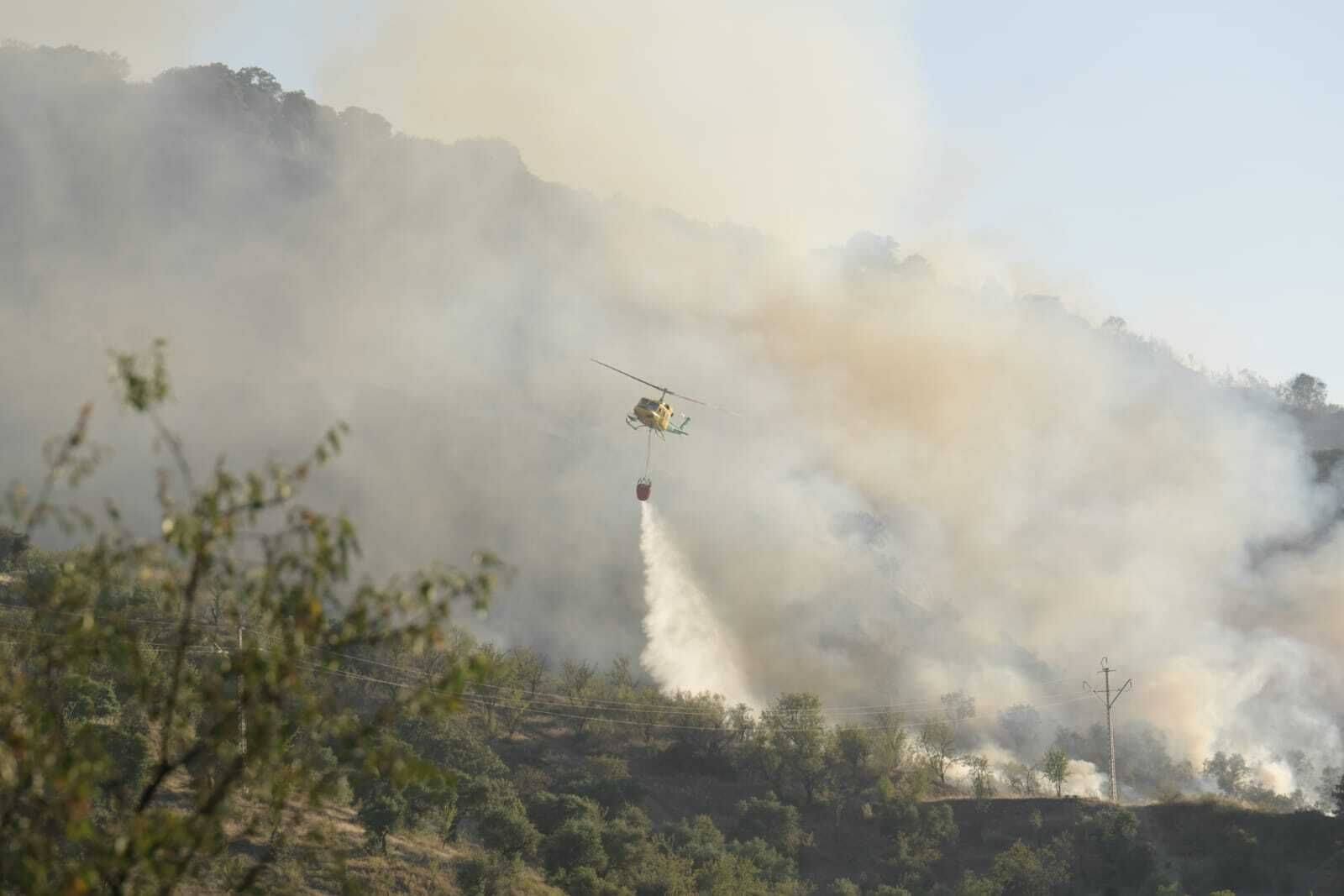 Así están siendo las labores de extinción del aparatoso incendio forestal de Pinos Genil