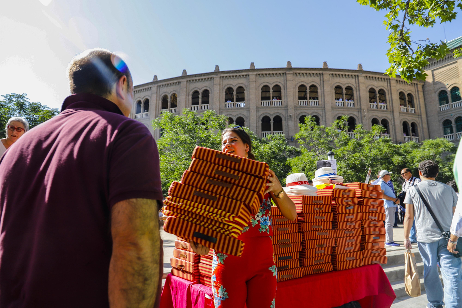 Una vendedora de almohadillas momentos antes de que José Tomás toreara