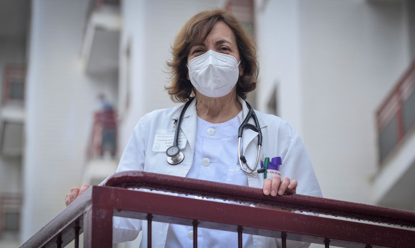 Isabel Galvá Borrás, médico geriatra, en el exterior de la residencia pública Heliópolis, en Sevilla.
