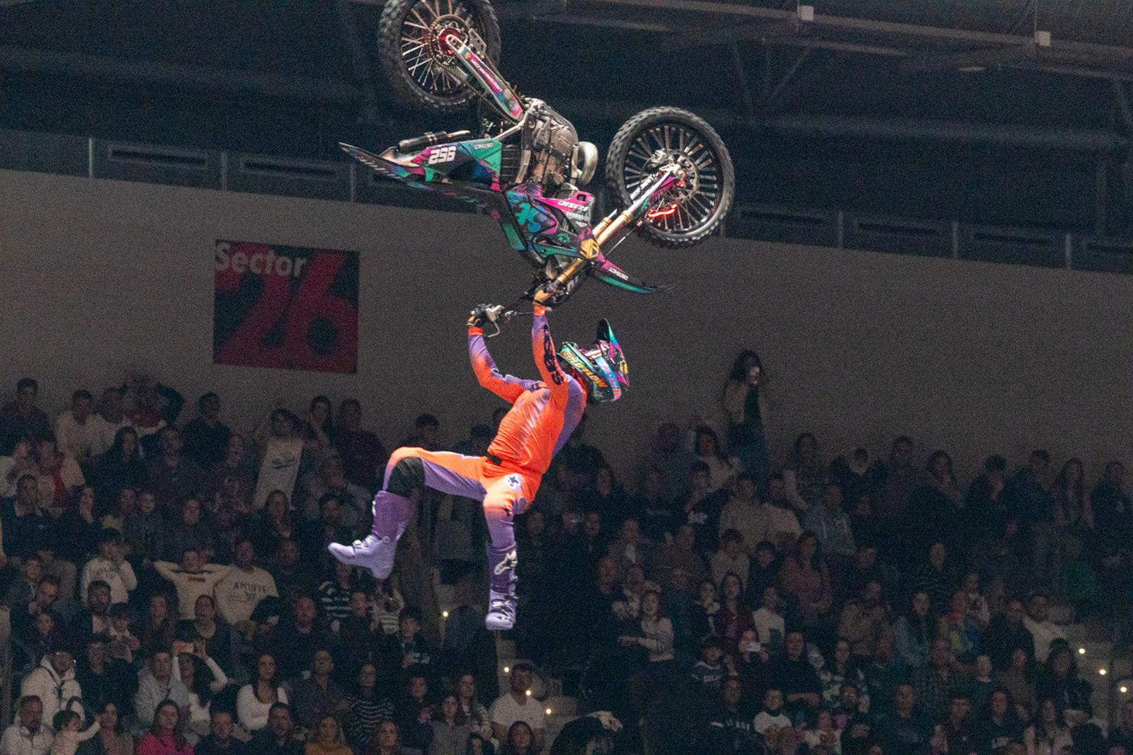 En imágenes: el Olivo Arena vibra con piruetas y motor en estado puro en el Soloflow Freestyle (2)