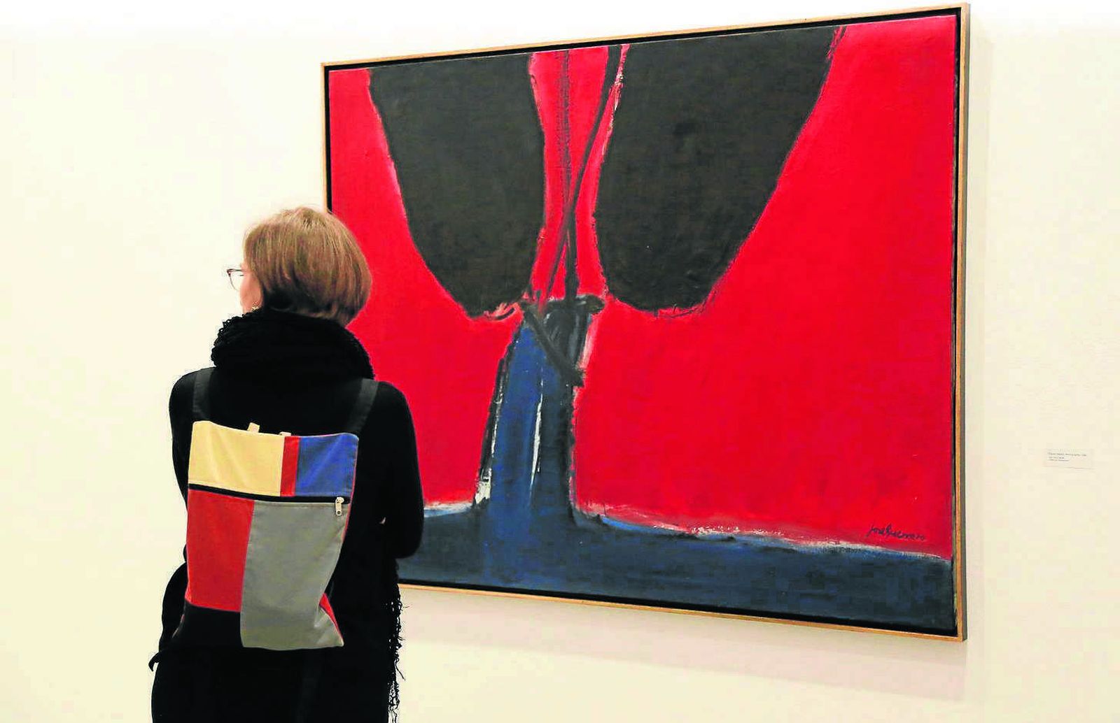 Una espectadora ante la obra de Guerrero.