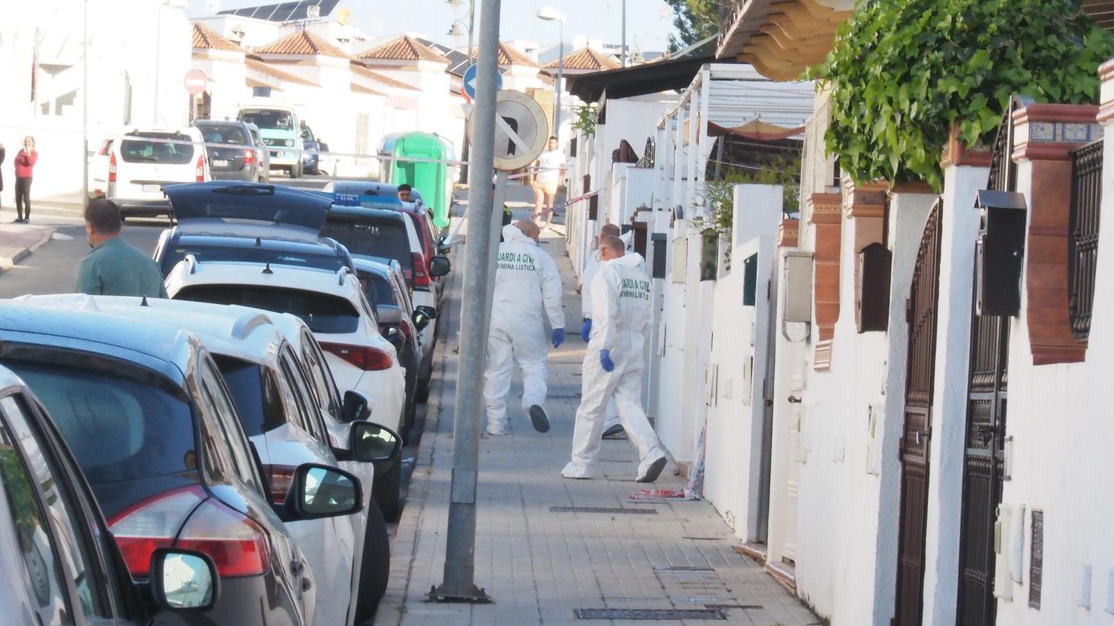 Efectivos del Servicio de Criminalística de la Guardia Civil saliendo del domicilio.