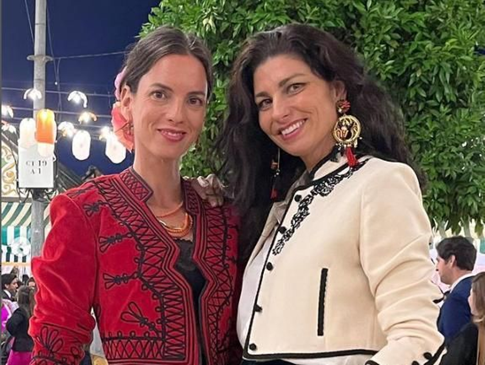 Rocío Peralta con chaqueta torera junto a una amiga en la Feria de Abril.