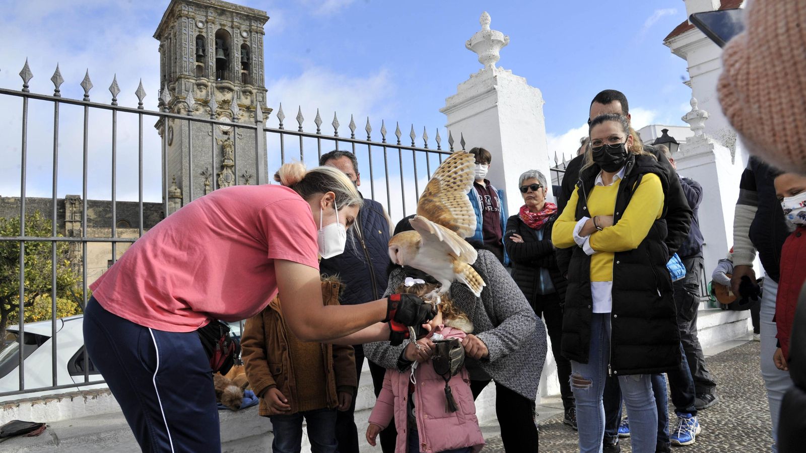 Visitantes en la plaza del Cabildo en Arcos.