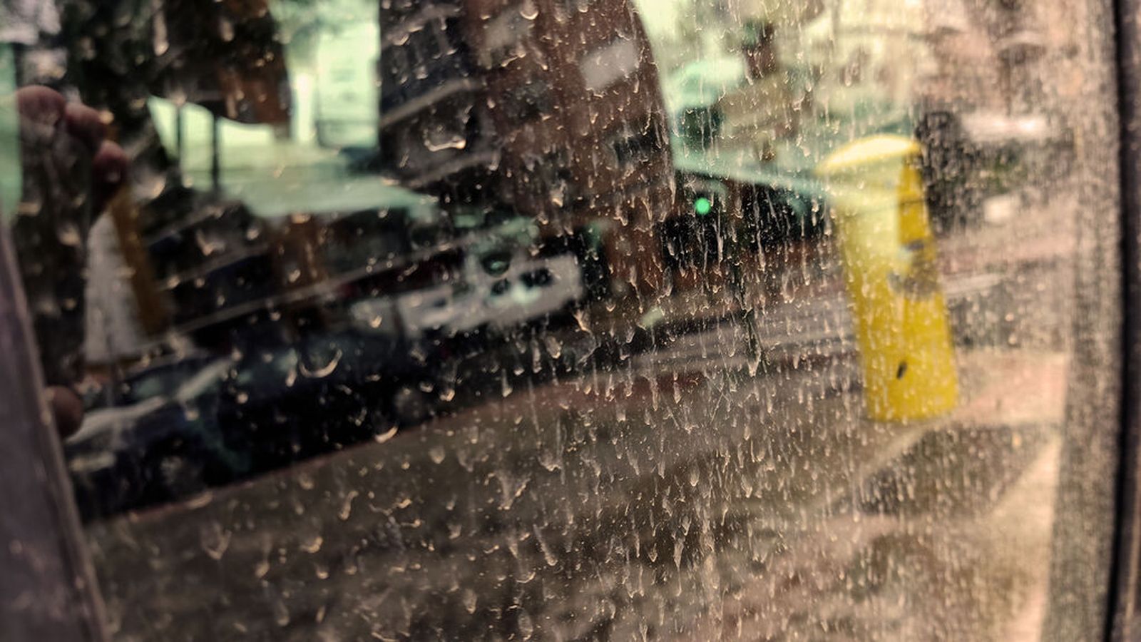 Coche manchado tras una lluvia de barro