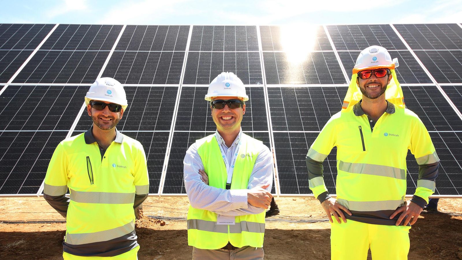 José Miguel Ferrer, en el centro, junto a Javier Cobos y el responsable de prevención de riesgos de la planta. José Miguel Ferrer, en el centro, junto a Javier Cobos y el responsable de prevención de riesgos de la planta.