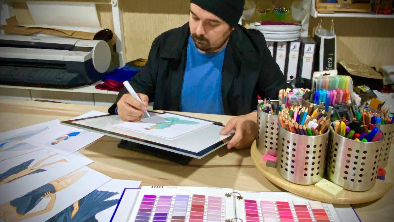 José Bernal dibujando uno de sus diseños