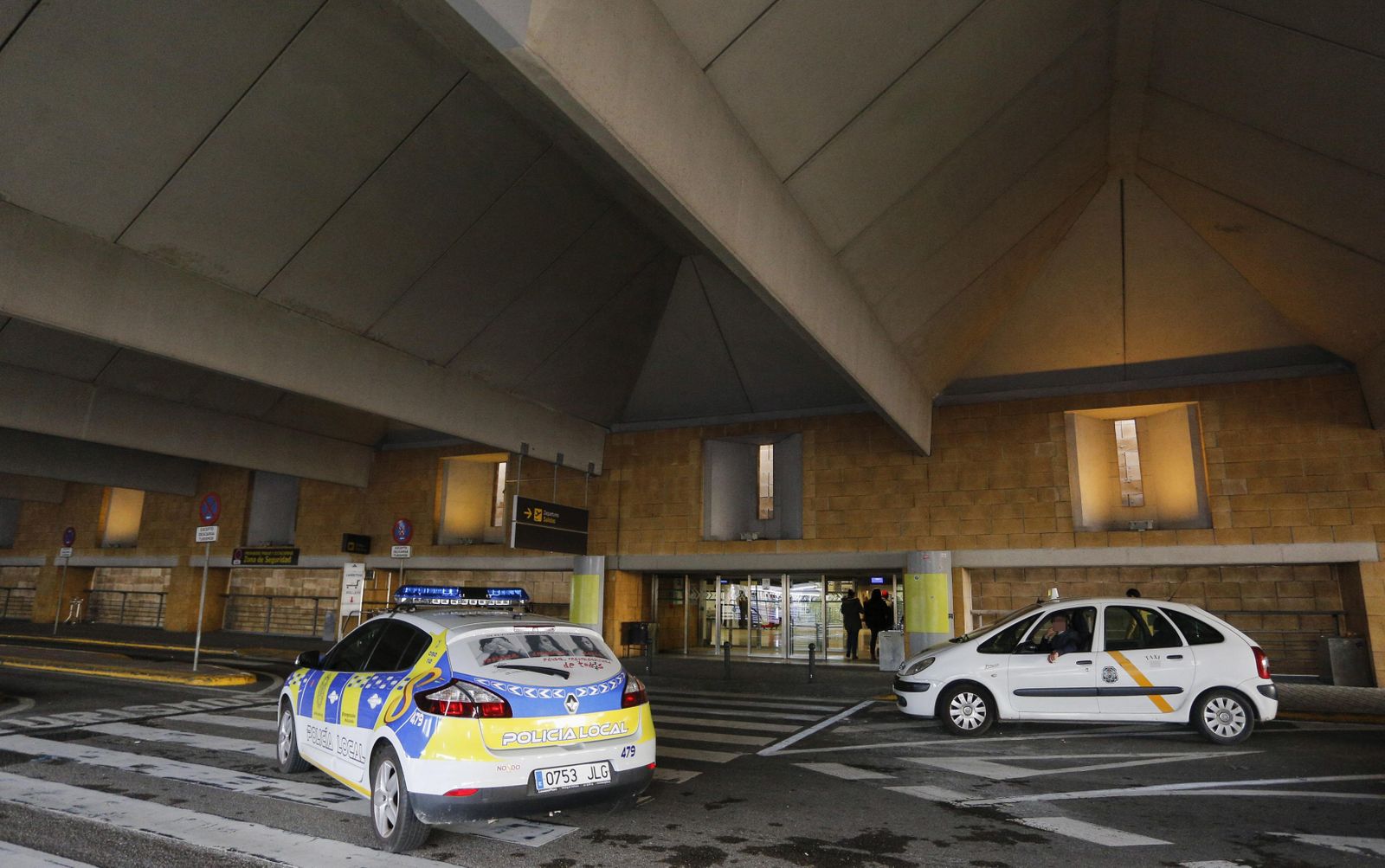 Un patrullero de la Policía Local vigila la parada de taxis del aeropuerto, en febrero de 2017.