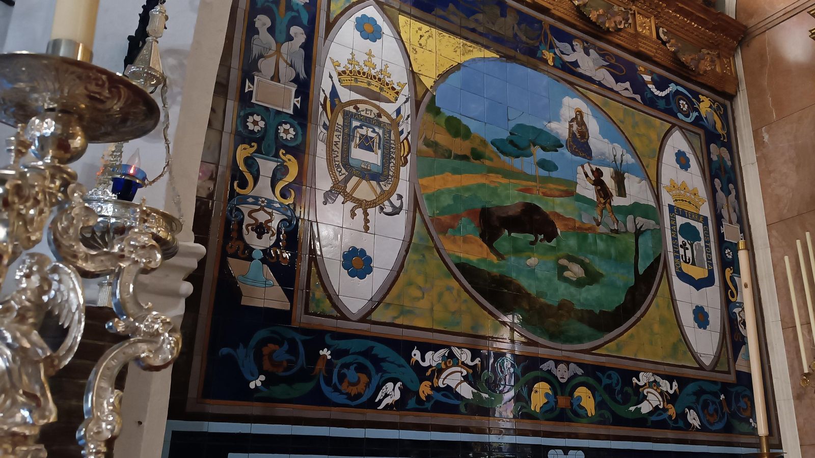Escudo de Huelva en el altar mayor. 1920.