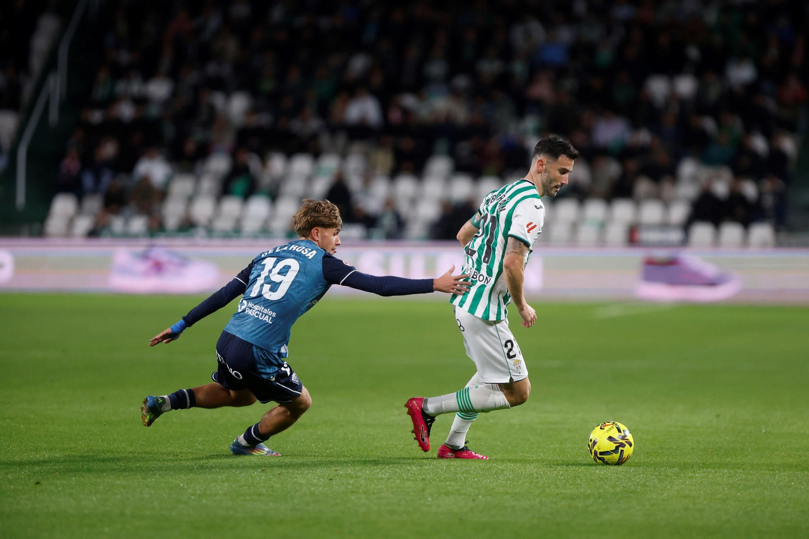 De la Rosa persigue a un rival en el partido contra el Córdoba.