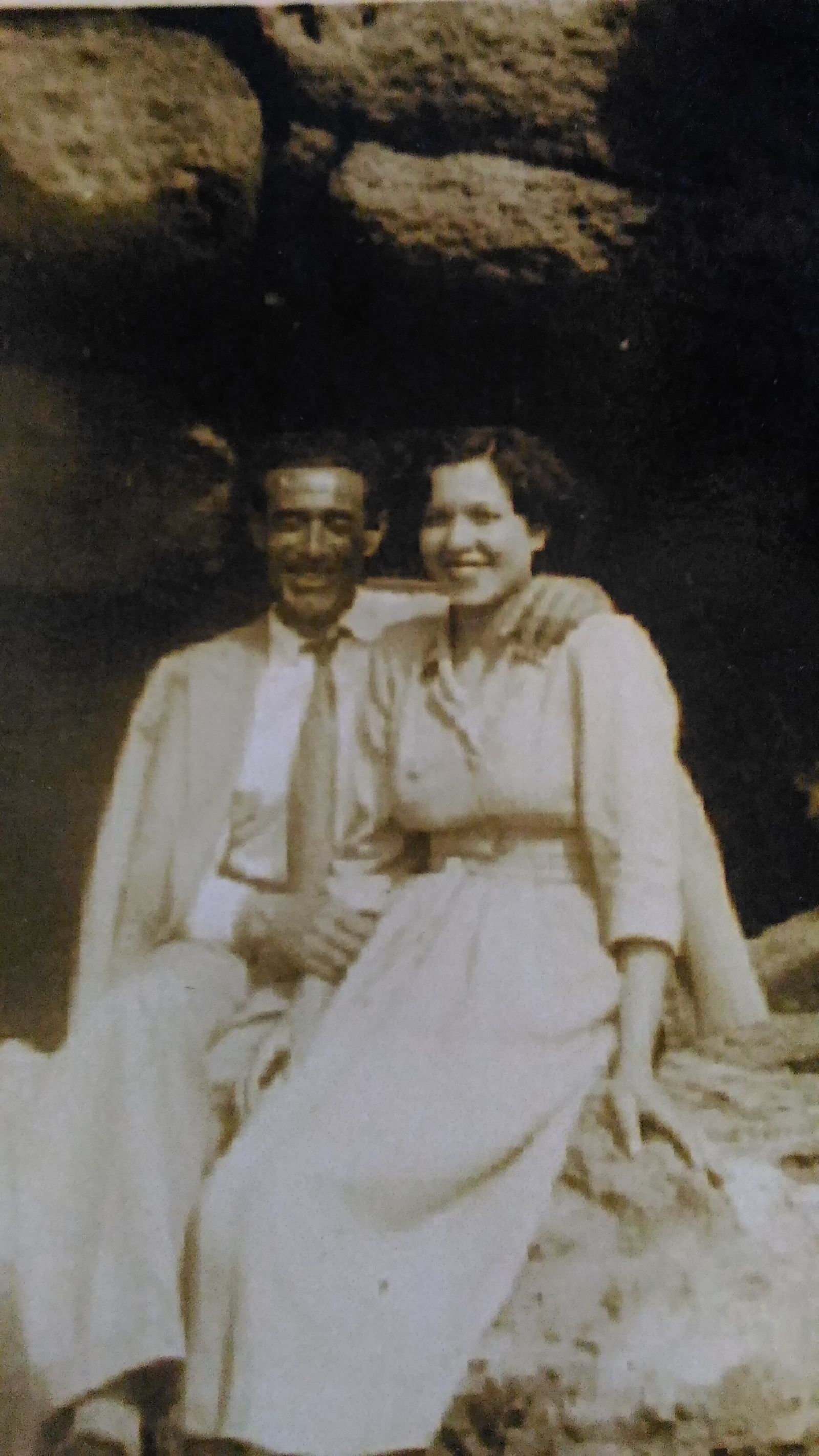 Juan Ruiz del Río y su esposa, posando