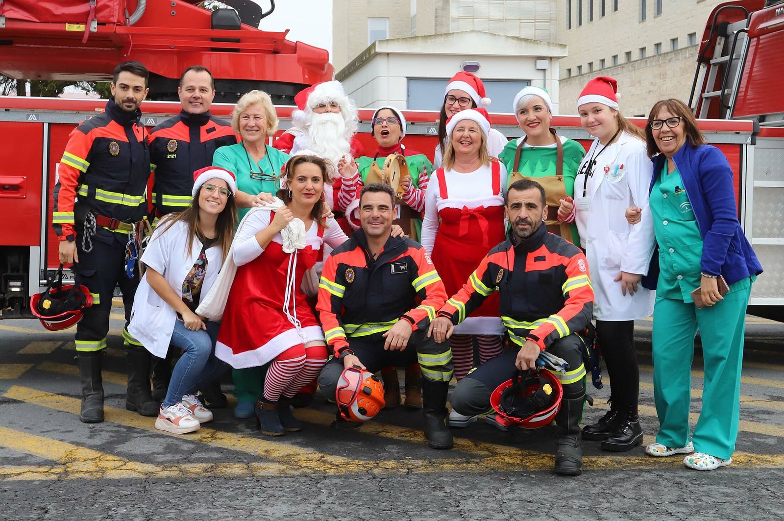 Imágenes de la visita de Papá Noel a los niños del hospital Juan Ramón Jiménez