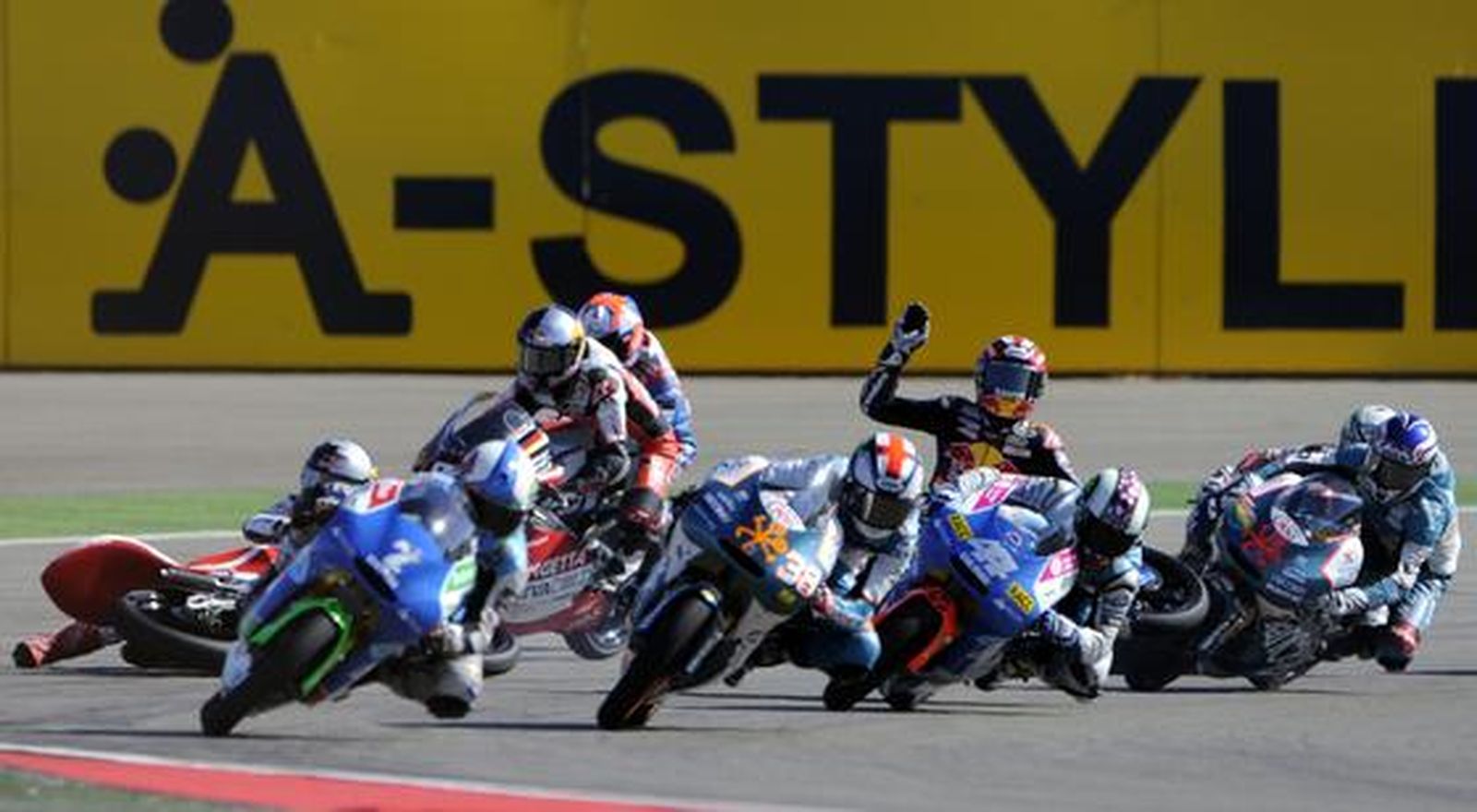 Accidente al inicio de la prueba de 125 cc del Gran Premio de Aragón en la que Marc Márquez se fue al suelo y tuvo que abandonar.

Foto: Efe / Afp Photo / Reuters