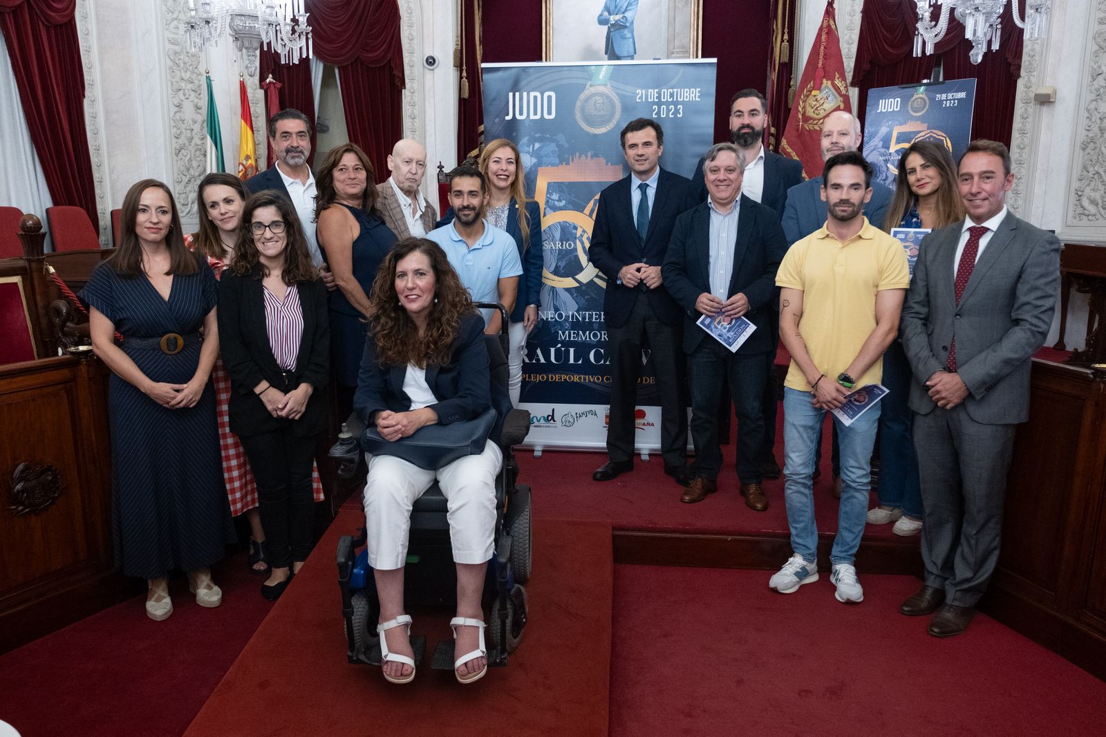 Deportistas, familiares de Raúl Calvo y representantes municipales, tras la presentación del cartel y programa del 50 Memorial Raúl Calvo