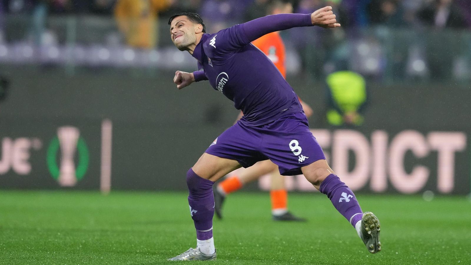 Rolando Mandragora celebra un gol con la Fiorentina. Rolando Mandragora celebra un gol con la Fiorentina.