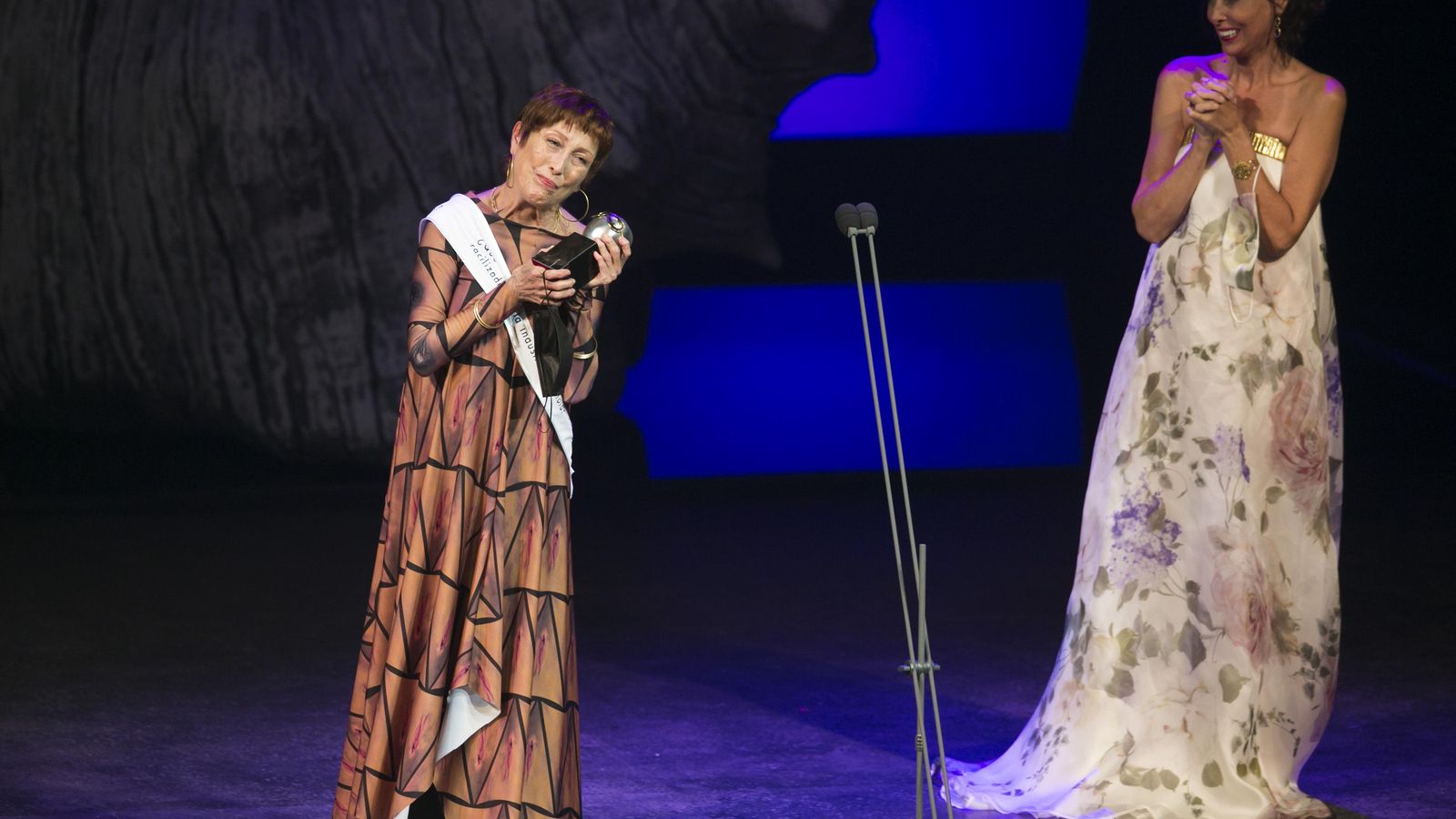 Verónica Forqué, con su premio a la mejor actriz protagonista.