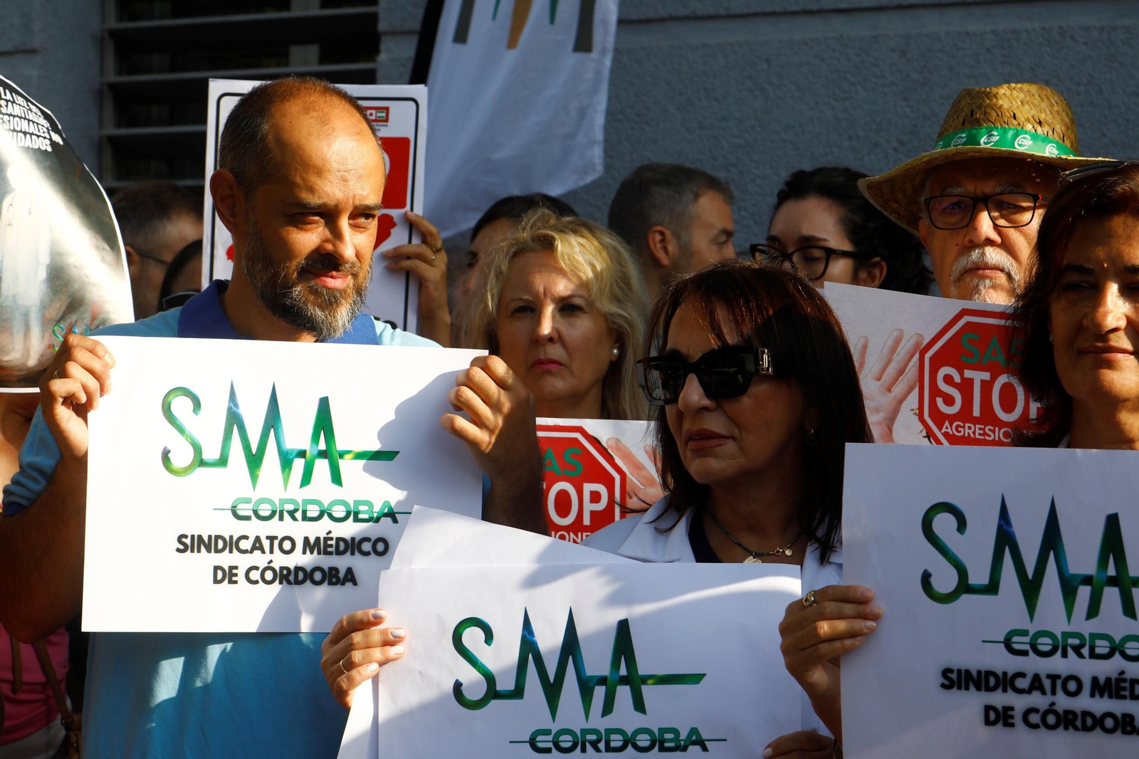 La concentración de los profesionales del centro de salud Levante-Norte de Córdoba, en imágenes