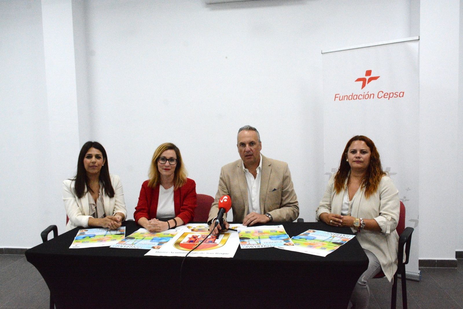 Belén Jiménez, Estrella Blanco, Juan Carlos Ruiz Boix y Mónica Córdoba, en la presentación de las becas