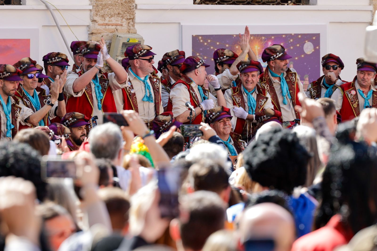 Así vive Cádiz su primer sábado de Carnaval: las imágenes de las batallas de copla y la fiesta en la calle