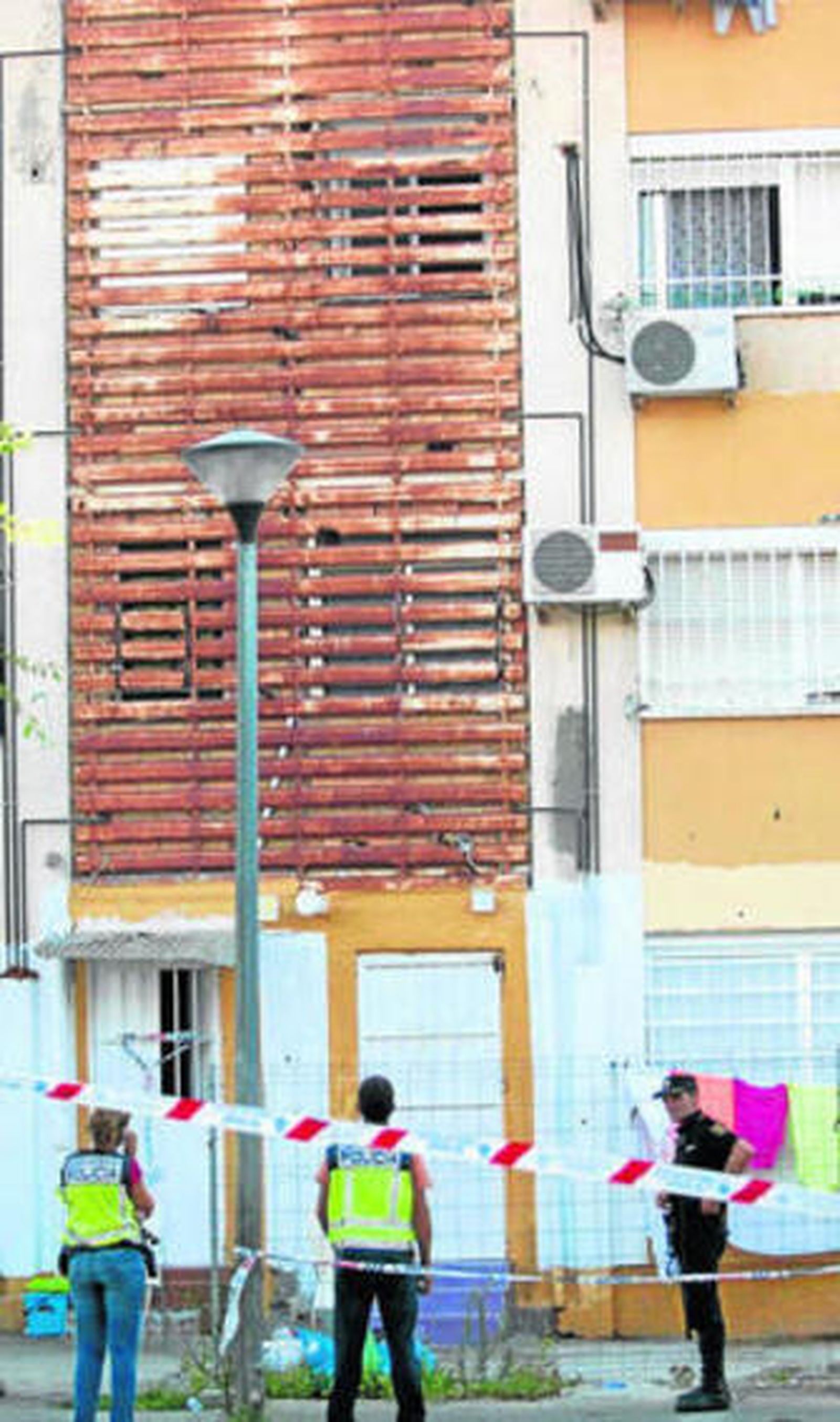 La Policía investiga en el escenario del tiroteo en las Tres Mil Viviendas.