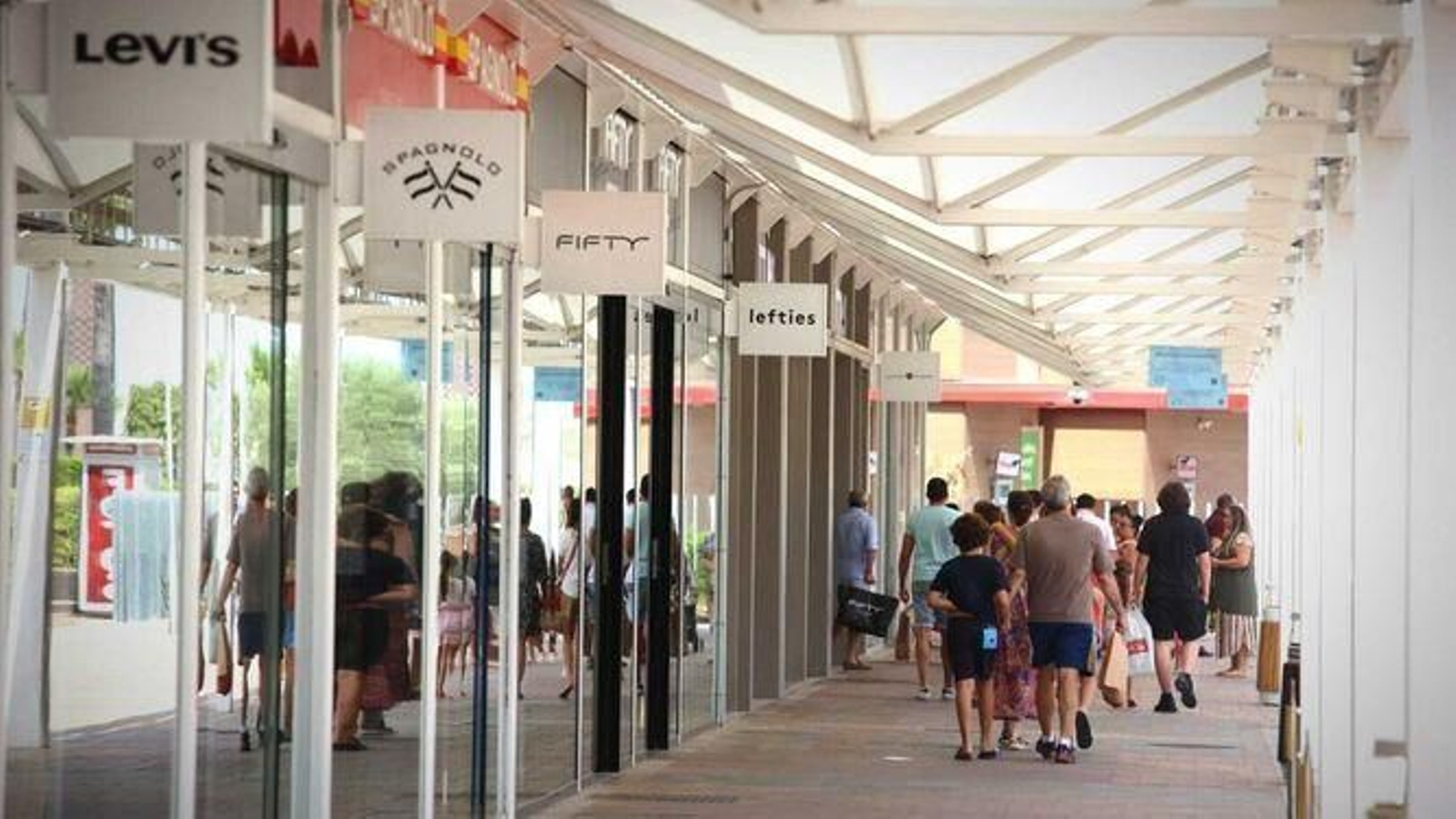 Supermercados y centros comerciales abiertos en Cádiz este Jueves y Viernes Santo