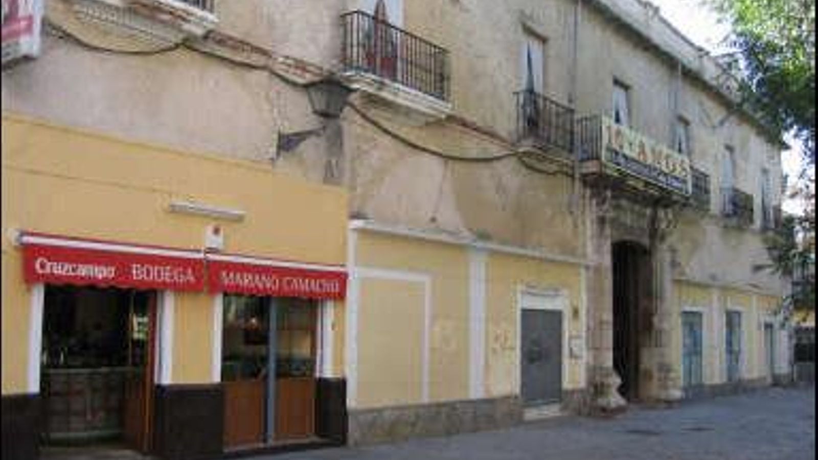 Fachada del inmueble que mira a la plaza del Pumarejo.