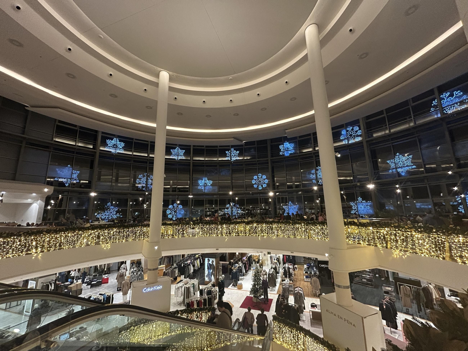Interior del centro comercial Bahía de Cádiz iluminado ya para la Navidad.