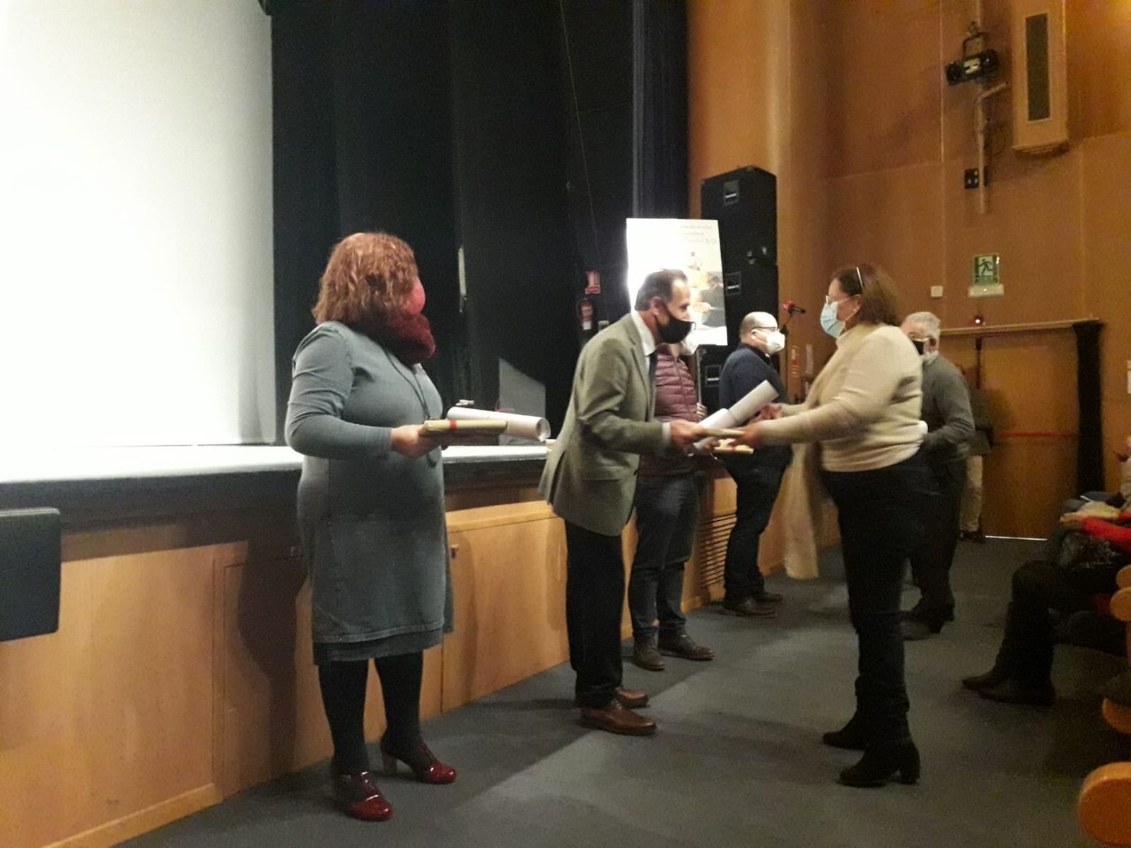 Los colectivos implicados en la iniciativa recibieron un obsequio del Ayuntamiento.