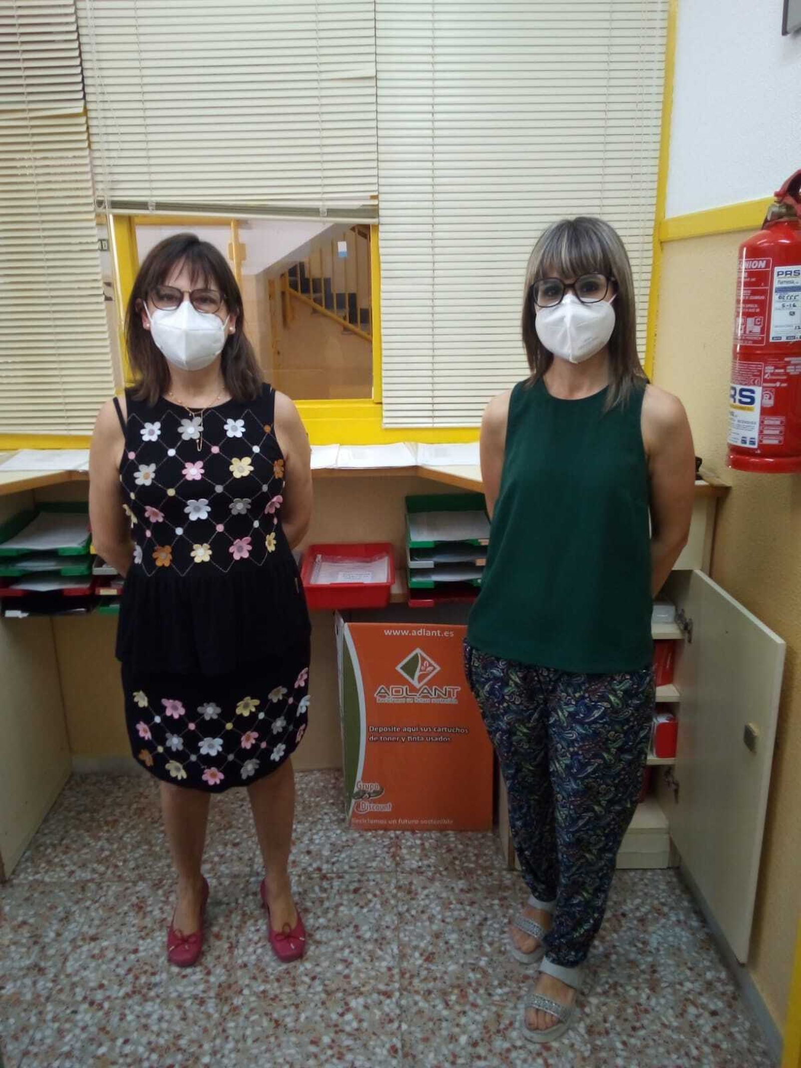 Rosa María Burgos García, secretaria del CEIP Blas Infante de Aguadulce (Roquetas de Mar) junto a la directora, Raquel Fuentes Medina.