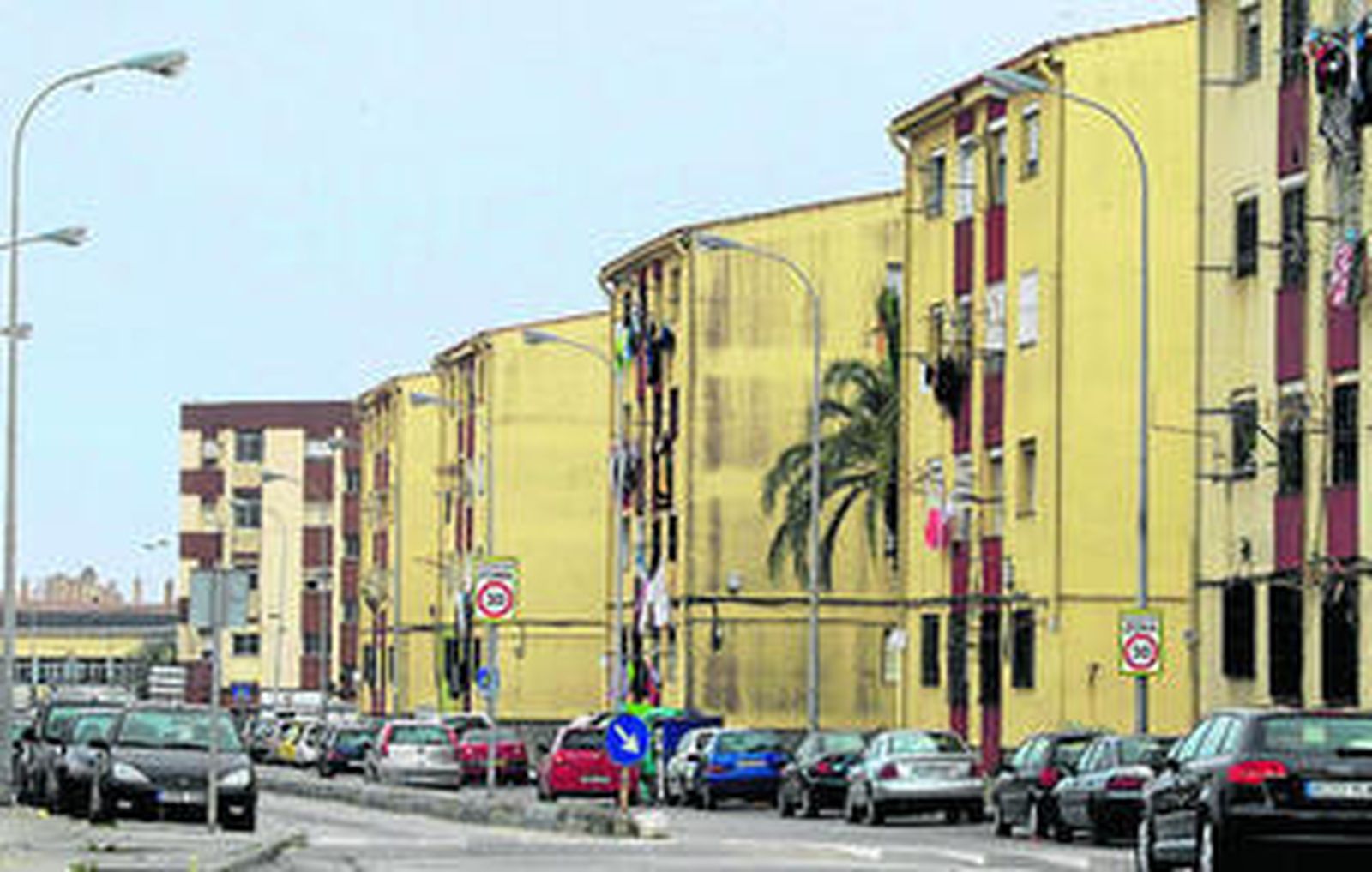 Vista general de la barriada linense de El Junquillo, con varios bloques de viviendas sociales.