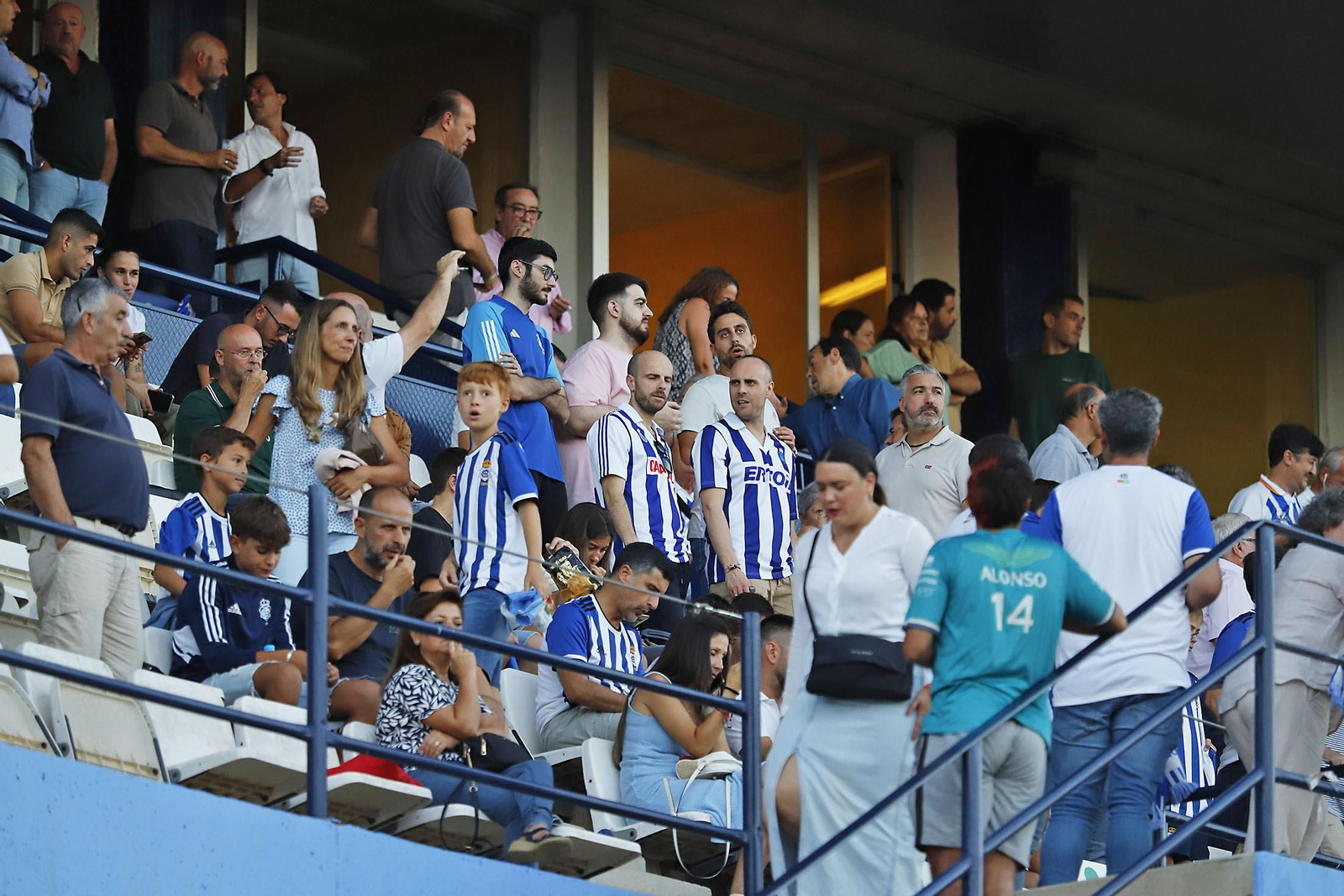 Imágenes del ambiente en el Recreativo de Huelva y Antequera CF