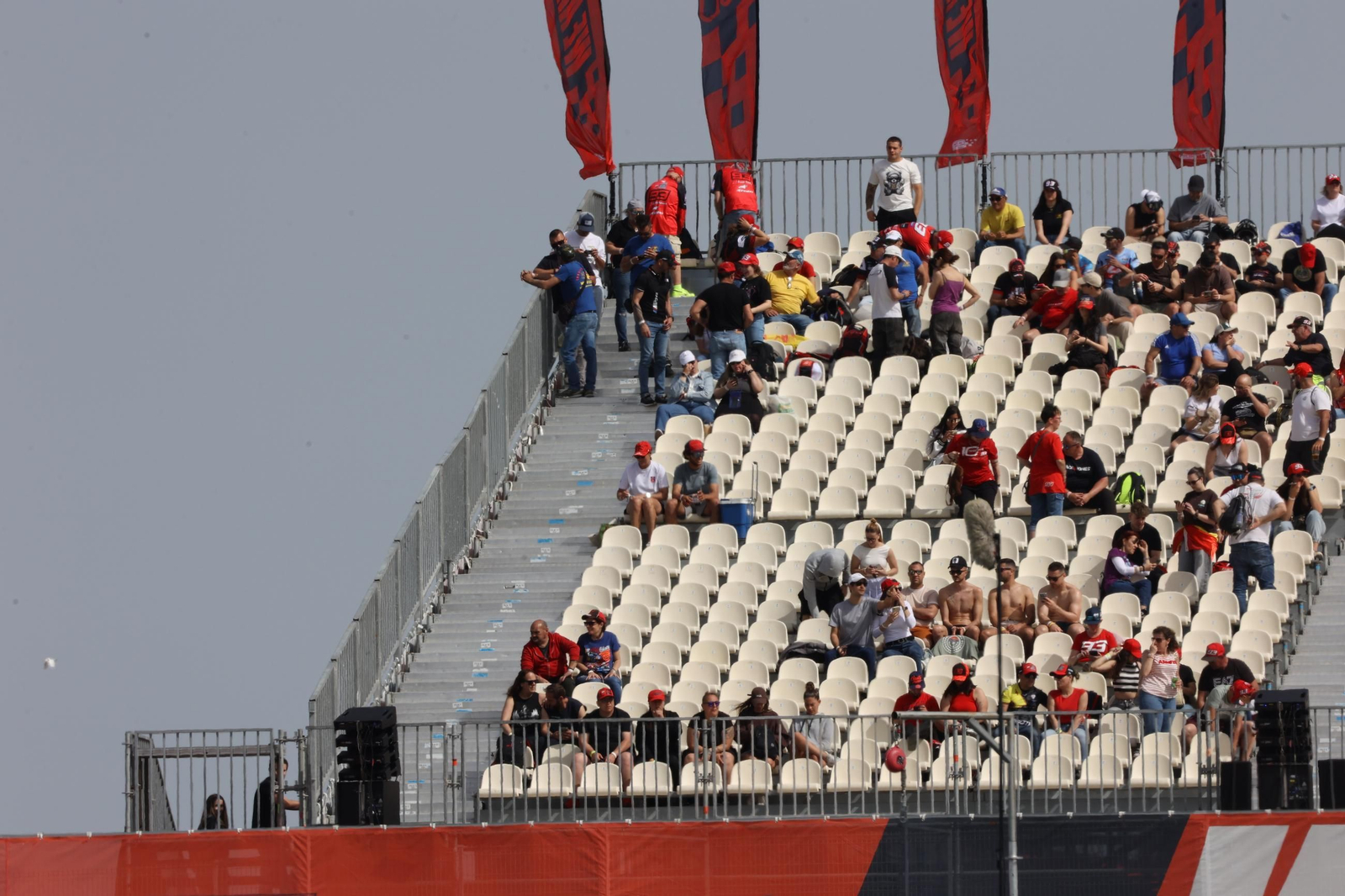 Ambiente del viernes en las gradas del Circuito de Jerez - Ángel Nieto