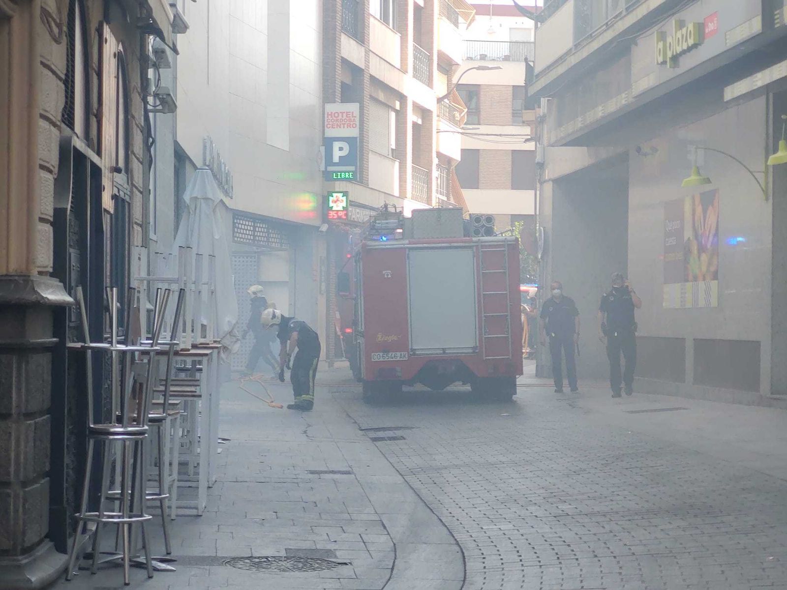 Bomberos y efectivos de la Policía en la calle Sevilla.