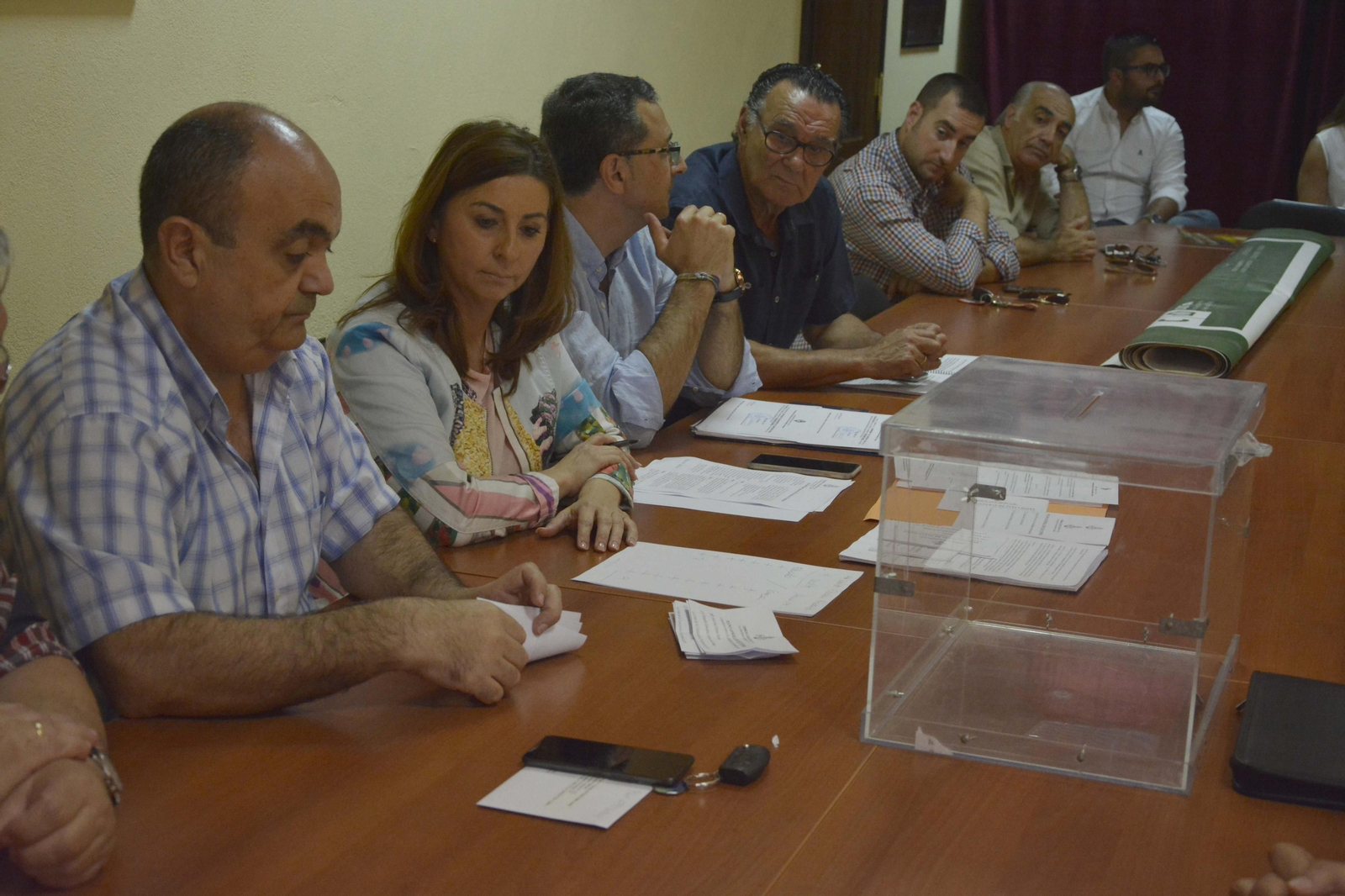 Uno de los integrantes del consejo realiza el recuento de los votos.