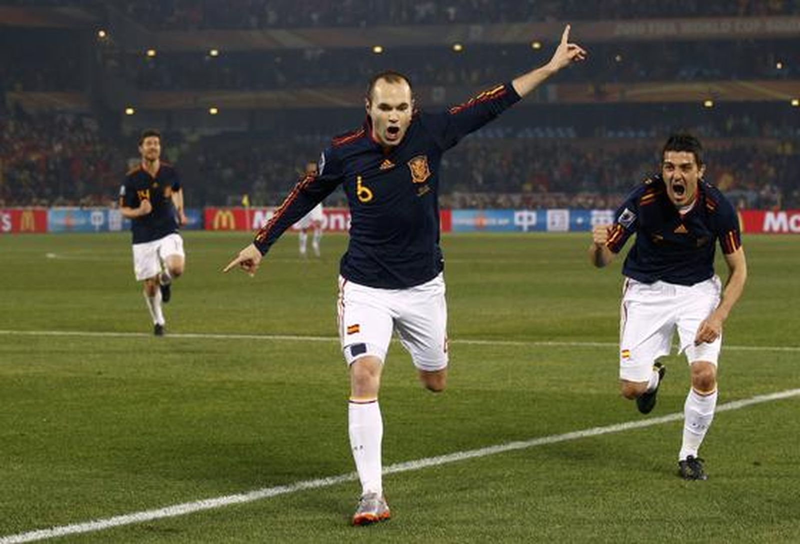 España dominaba el marcador pero no el juego. / Reportaje gráfico: EFE, Reuters, AFP.