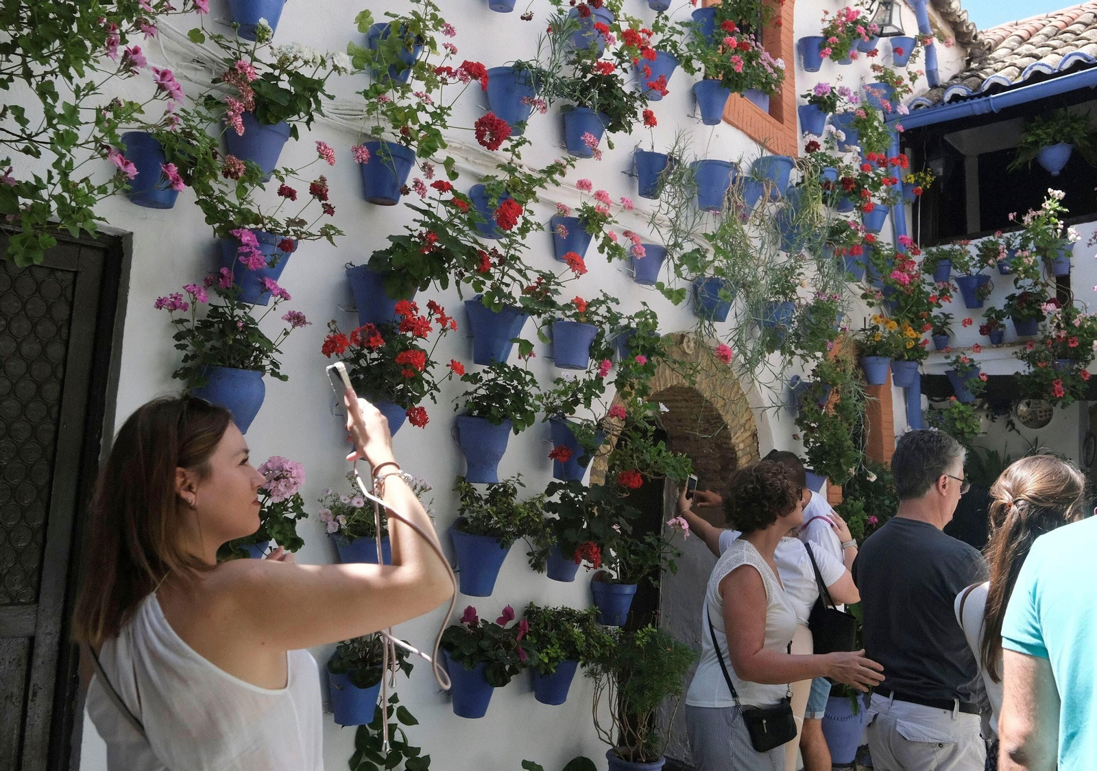 Los Patios de Córdoba se llenan de turistas en su primer fin de semana, en imágenes