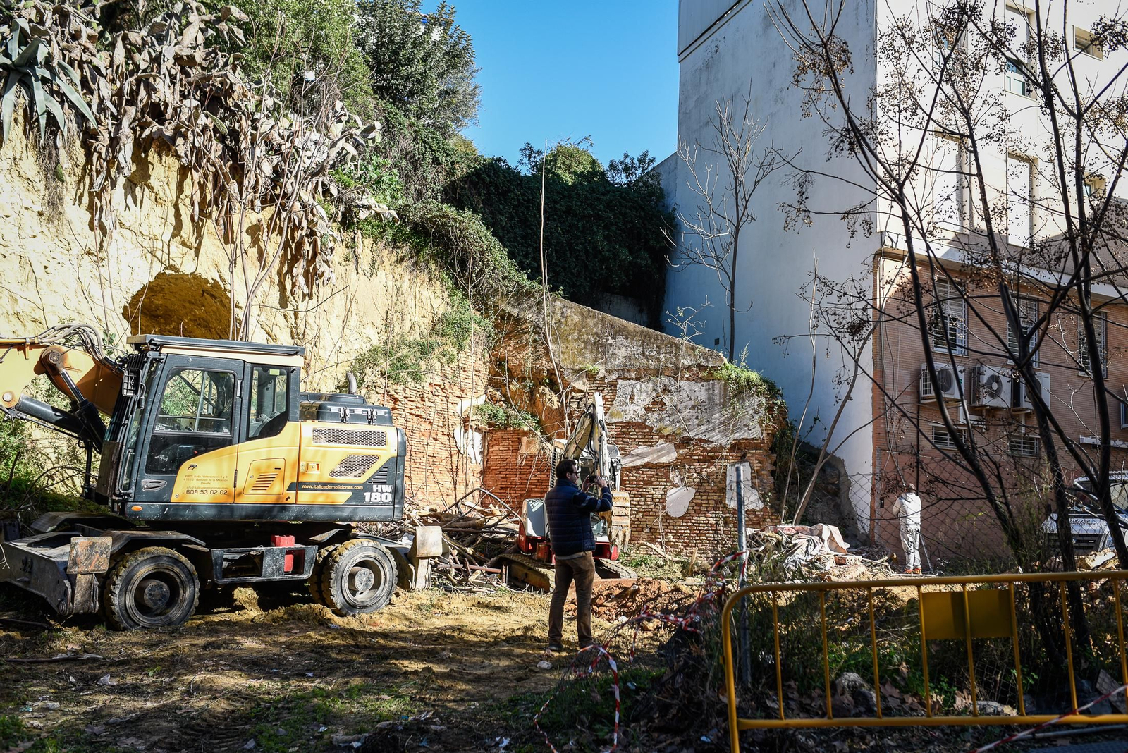 Imágenes de la demolición de una vivienda en la calle Menéndez Pidal