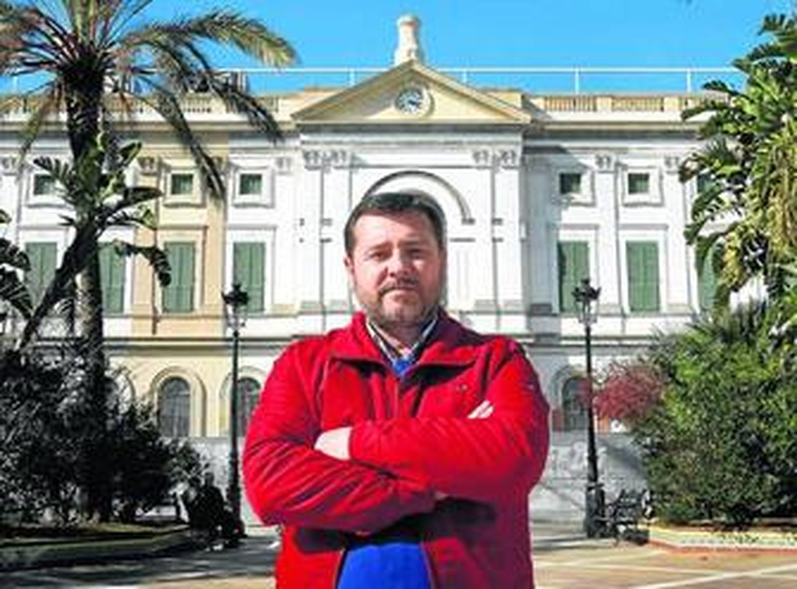 Alfonso Candón, ante el edificio de la plaza Isaac Peral que acogerá el futuro Ayuntamiento de la ciudad.