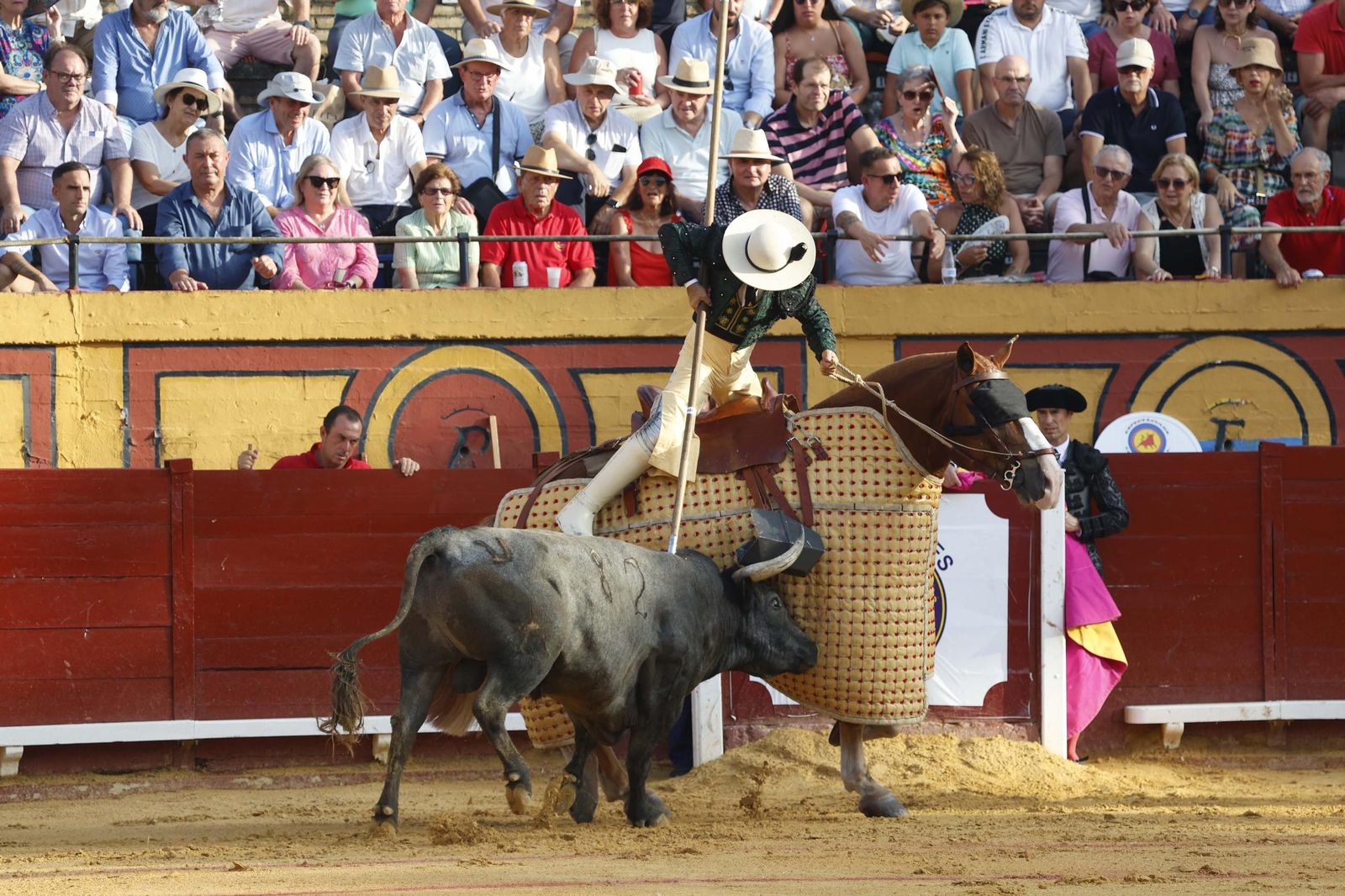 Una decepcionante corrida de Miura con Esaú Fernández a hombros cierra Algeciras