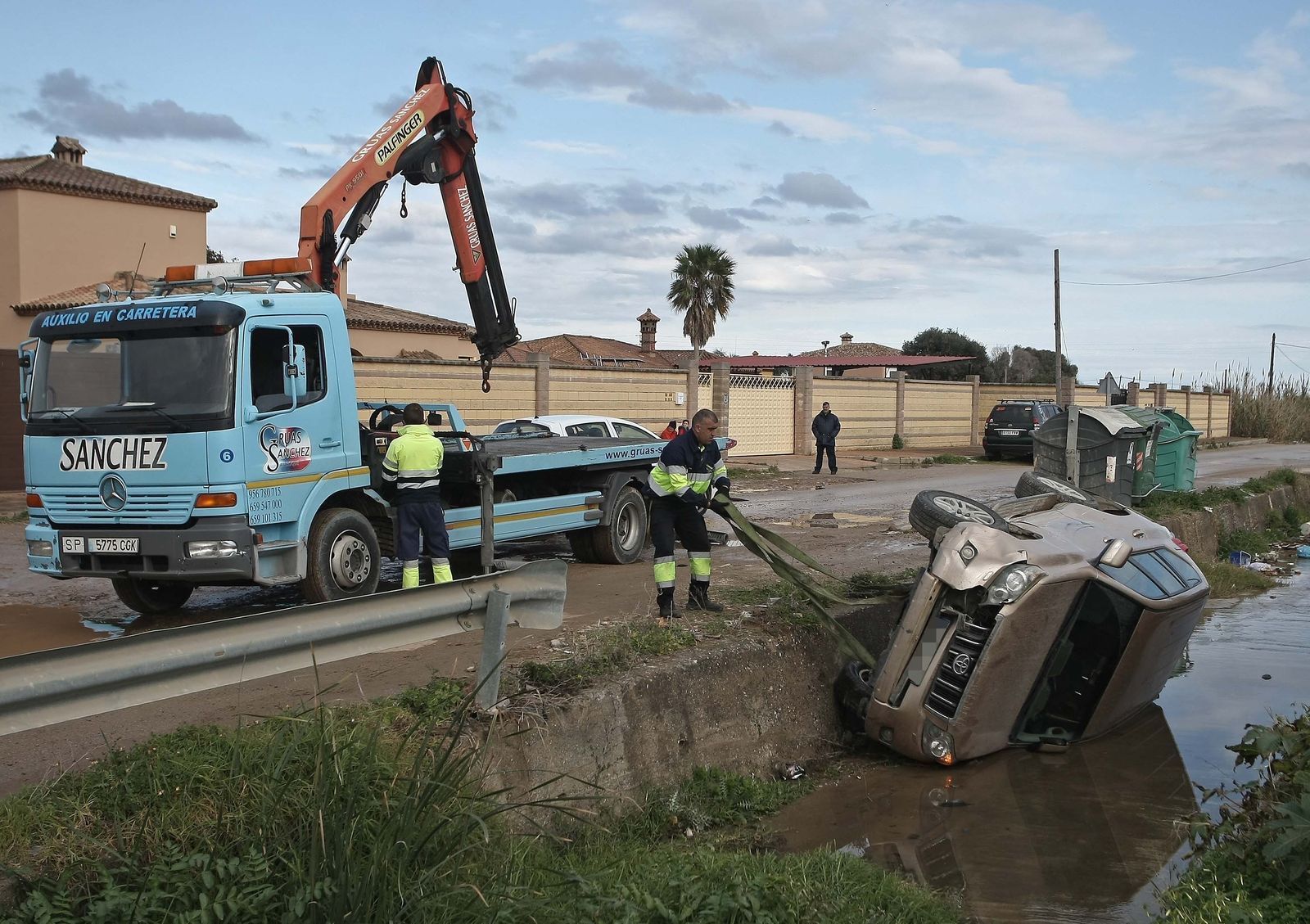 Los operarios recogen el todoterreno con el que fueron embestidos los agentes de la Guardia Civil.