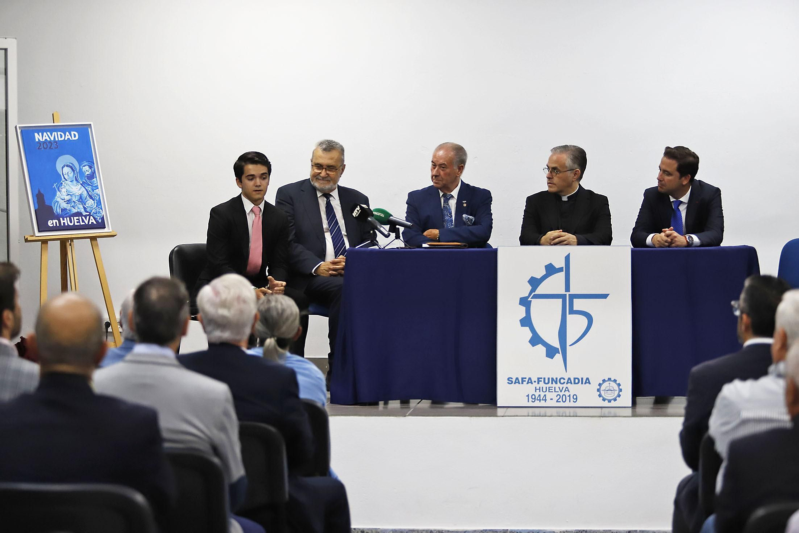Imágenes del acto de presentación del cartelista, el pregonero y el titular del Vía Crucis de la Semana de Huelva 2024.